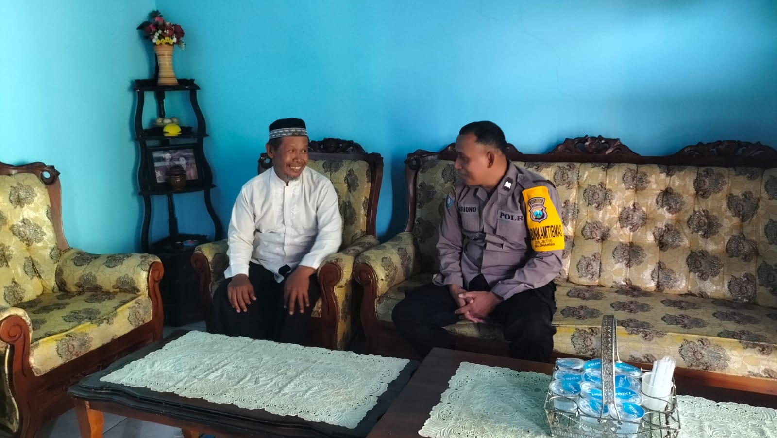Gandeng Tokoh Agama, Bhabinkamtibmas Polsek Dagangan Silaturahmi ke Kediaman H. Ahmad Zainudin di Desa Jetis