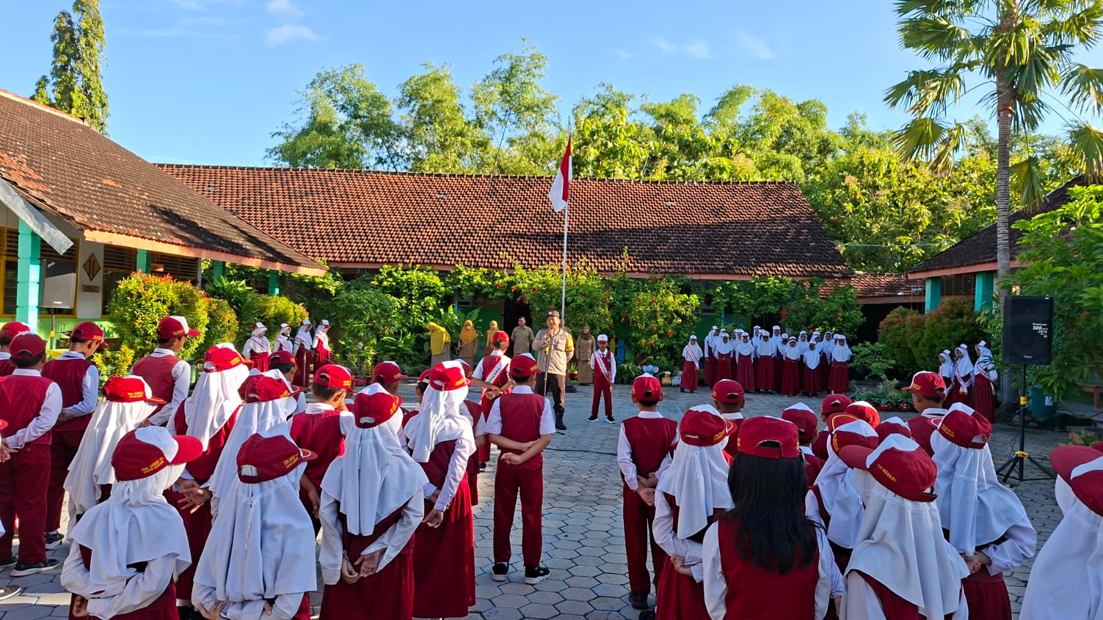 Stop Bullying Sejak Dini! Bhabinkamtibmas Desa Geger Jadi Pembina Upacara di SDN 02 Geger