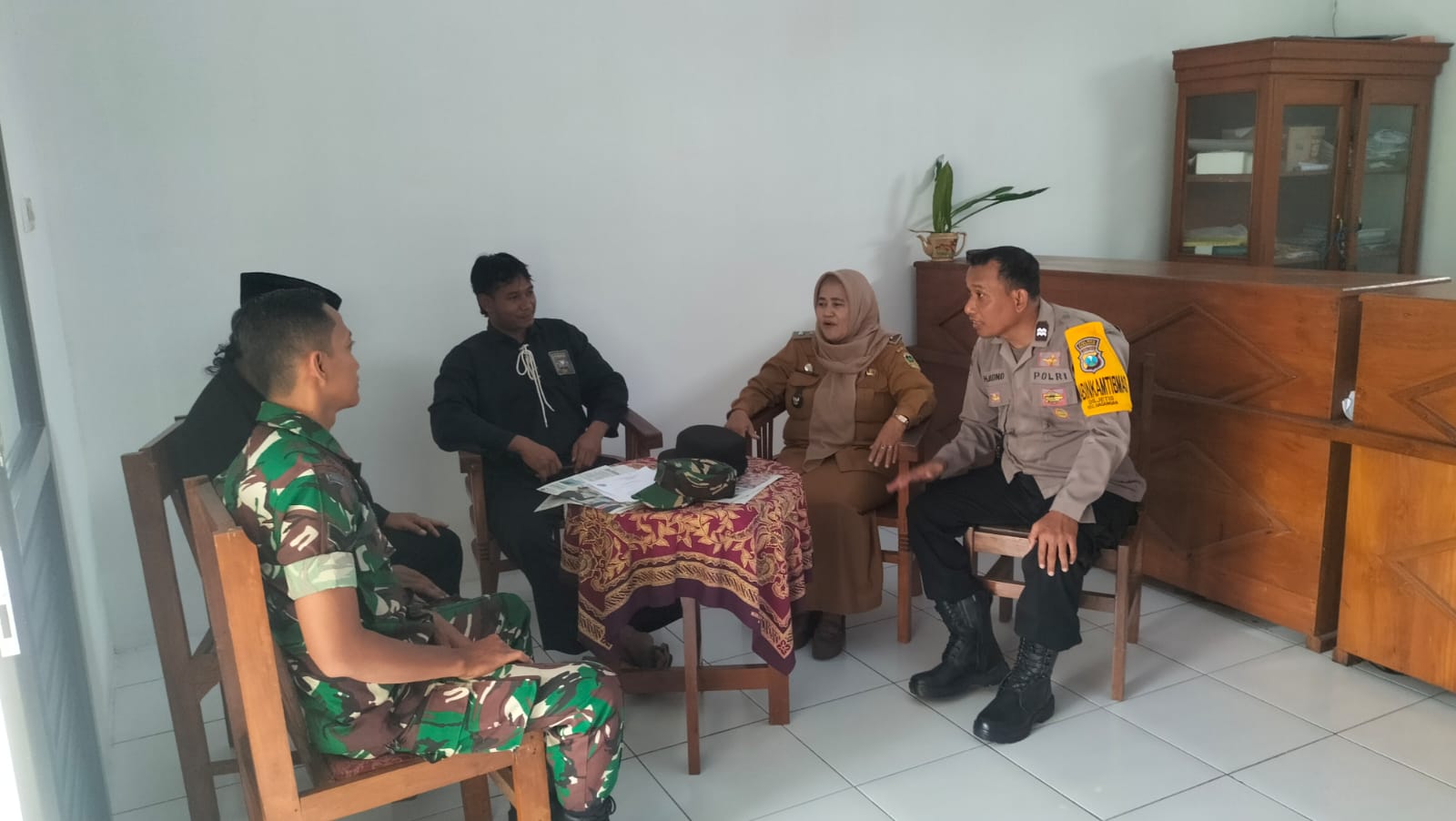 Sinergi Kamtibmas di Desa Jetis, Bhabinkamtibmas Polsek Dagangan Ajak Tokoh Silat Jaga Kedamaian