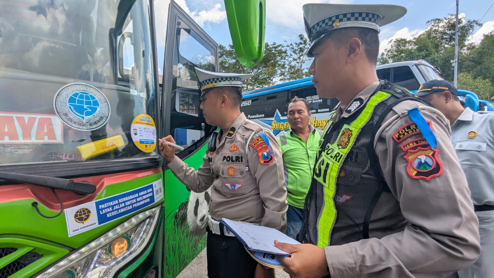 Pastikan Keselamatan Penumpang, Polres Madiun Gelar Ramp Check Bus di Terminal Madiun