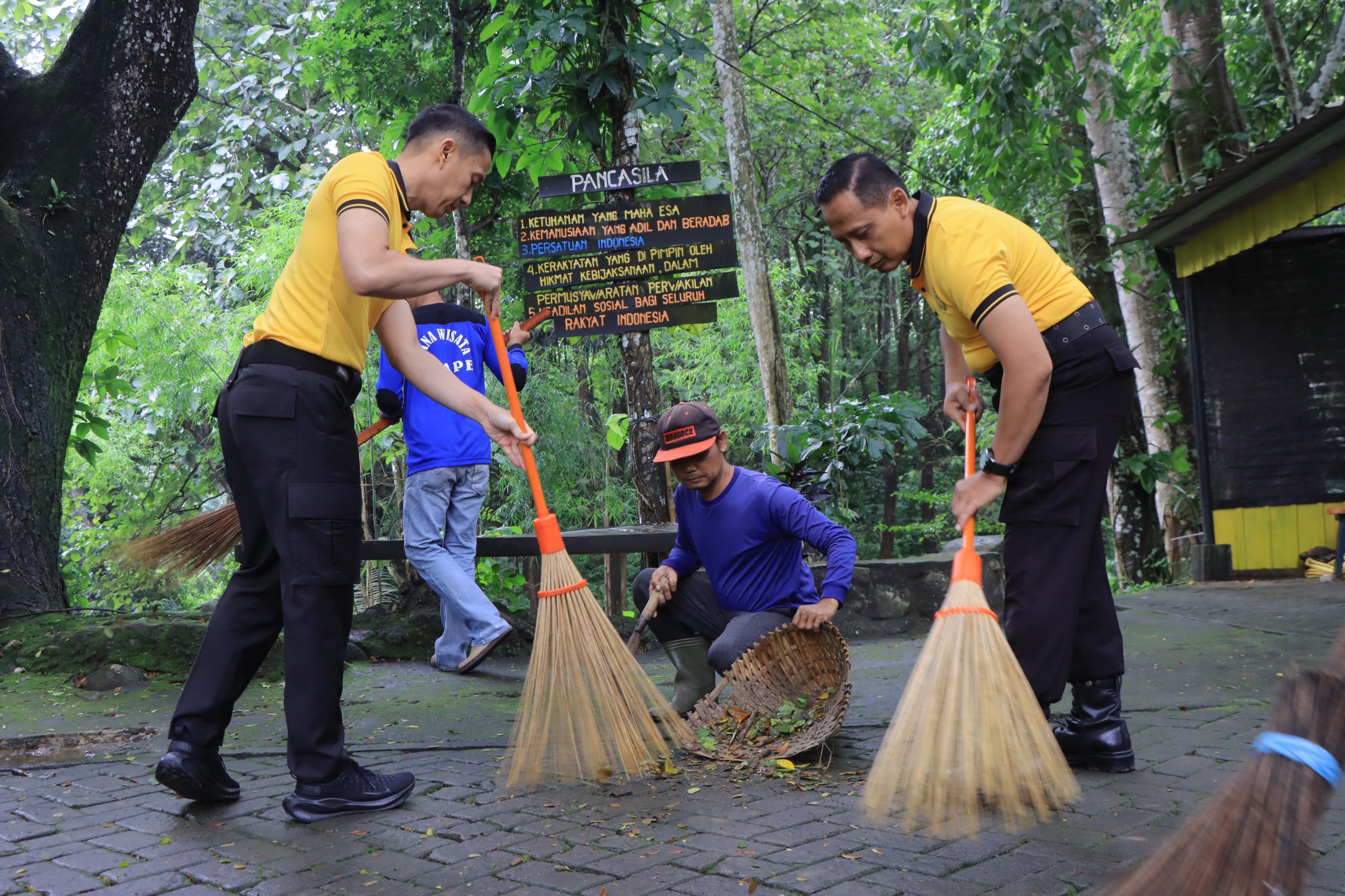 Polres Madiun Gelar Kerja Bakti Serentak Dukung Gerakan Indonesia Asri di Wisata Wahana Grape