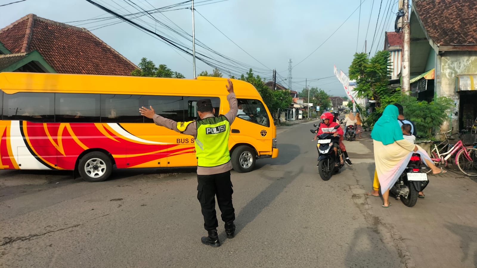 Bhabinkamtibmas Polsek Dagangan Laksanakan Commander Wish Pagi di Pertigaan SMA Basyariah