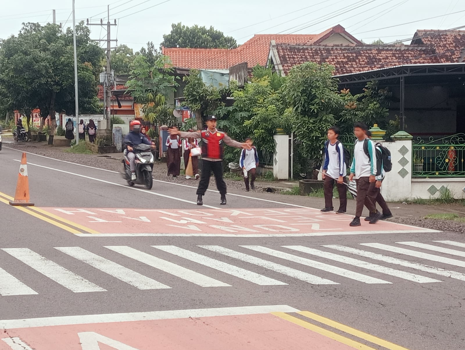 Pam Penampilan Pagi Polsek Balerejo Cegah Kemacetan dan Laka Lantas