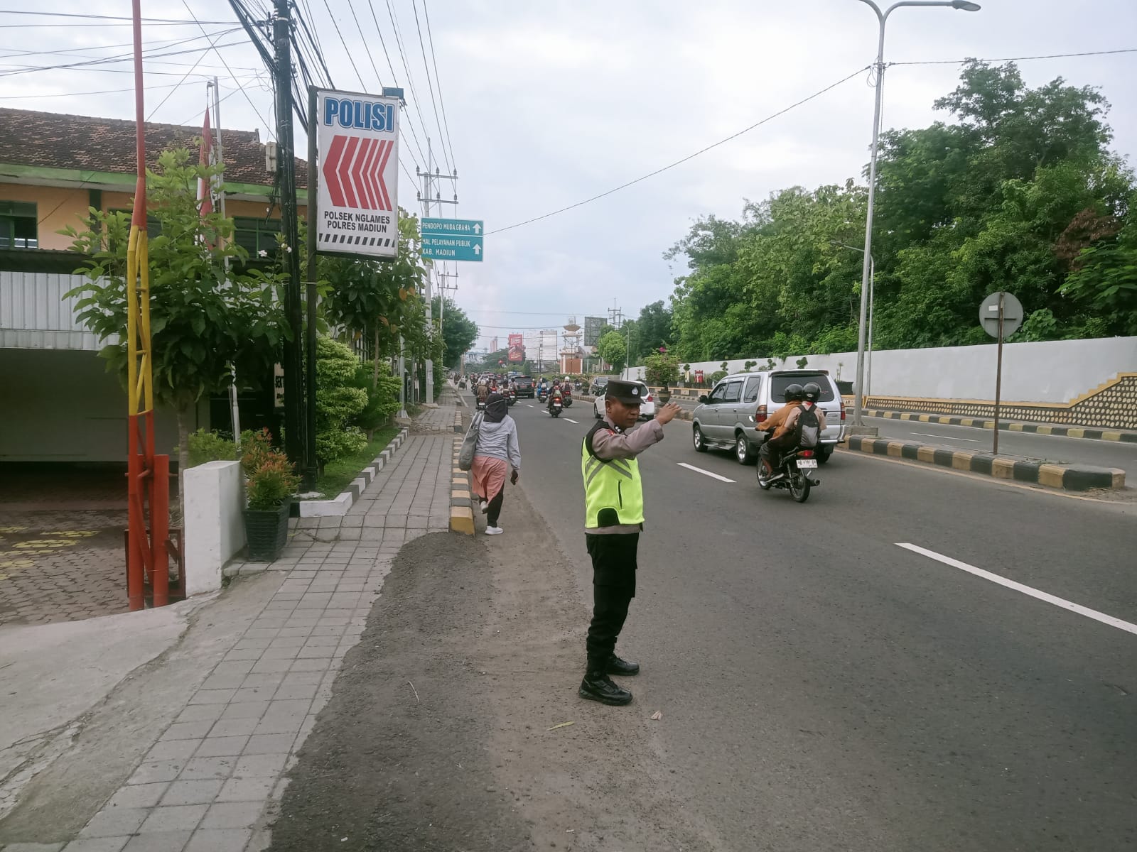 Rabu Pagi di Jalur Utama Madiun-Surabaya: Polsek Nglames Hadir Urai Kepadatan dan Seberangkan Pelajar