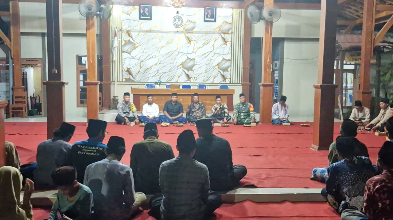 Jelang Puasa, Bhabinkamtibmas Saradan Titip Pesan Damai di Tengah Jamaah Desa Pajaran