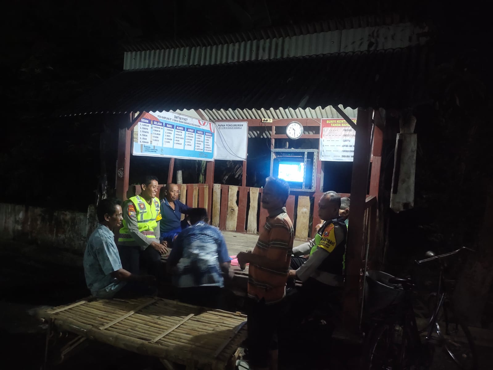 Kolaborasi Jaga Desa, Bhabinkamtibmas Buduran dan Sidomulyo Perkuat Siskamling Jelang Bulan Suci
