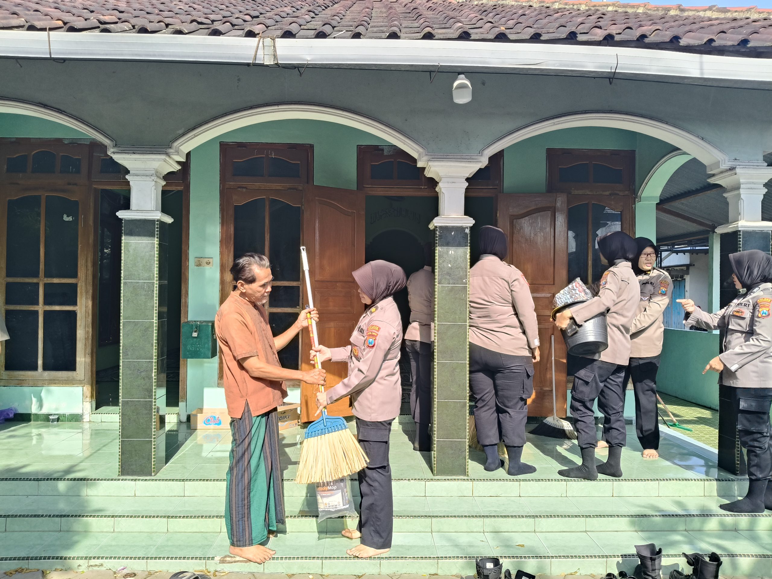 Polwan Polres Madiun Berbagi di Bulan Ramadan, Bersihkan Mushola dan Tebar Jumat Berkah