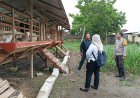 Dukung Ketahanan Pangan, Bhabinkamtibmas Desa Tempursari Sambangi Peternak Kambing Milik Warga
