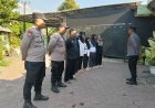 Kawal Calon Warga Baru Perguruan Pandan Alas, Polsek Balerejo Pastikan Keberangkatan Aman dan Kondusif