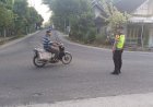 Kegiatan Rutin Personil Polsek Dagangan Pam Gatur Lalin di Simpang Empat Pasar Pintu