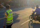 Cegah Kemacetan dan Laka Lantas, Personel Polsek Balerejo Gelar Pengamanan Penampilan Pagi