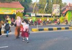 Polisi Hadir Mengawal Aktivitas Pagi Warga di Kawasan SDN 1 Mejayan