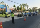 Polsek Dagangan Berikan Kenyamanan Pengguna Jalan Dengan Pengaturan Lalu Lintas