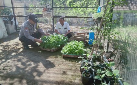 Bhabinkamtibmas Desa Kebonagung Dampingi Warga Manfaatkan Pekarangan Bergizi Dukung Ketahanan Pangan Nasional