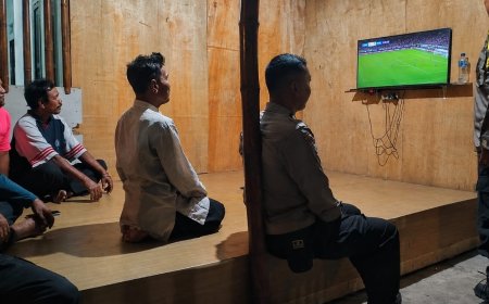 Melalui Nobar Personil Polsek Saradan Titipkan Pesan Kamtibmas