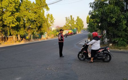 Personil Polsek Saradan Lakukan Layanani Masyarakat Di Pagi Hari Dengan Pamtur Lantas