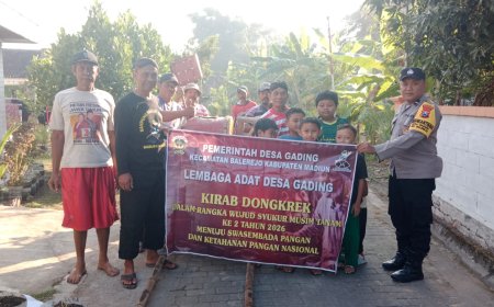 Lestarikan Tradisi, Bhabinkamtibmas Polsek Balerejo Hadiri Kirab Dongkrek di Desa Gading