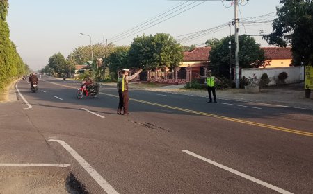 Jaga Kelancaran Arus Lalu Lintas, Polsek Balerejo Gelar Pengamanan Penampilan Pagi