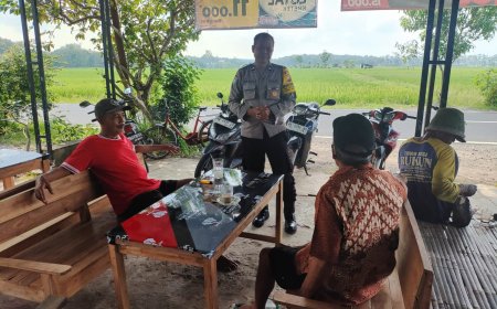 Sambangi Warung Warga, Bhabinkamtibmas Desa Nglanduk Ingatkan Petani Larangan Jebakan Tikus Listrik