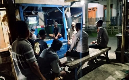 Dengan Nobar Piala Dunia, Personil Polsek Saradan Jalin Komunikasi Dan Silaturahmi Dengan Warga Masyarakat