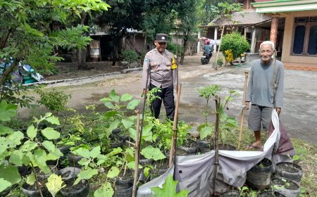 Bhabinkamtibmas Polsek Wonoasri Dampingi Warga Manfaatkan Pekarangan Rumah untuk Dukung Ketahanan Pangan