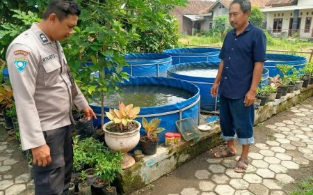 Kolam Ikan Pekarangan Jadi Sumber Ketahanan Pangan, Bhabinkamtibmas Desa Gemarang Apresiasi Inovasi Warga