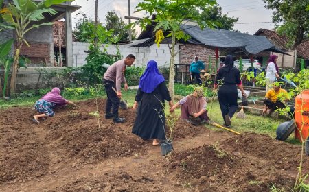 Gotong Royong Wujudkan Pekarangan Pangan Bergizi, Bhabinkamtibmas Desa Nampu Dampingi Warga Tanam Bibit Produktif