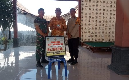 Bhabinkamtibmas Polsek Saradan Dampingi Pemdes Bagikan BLT Desa Bajulan