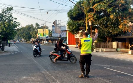 Jaga Kelancaran Arus Lalu Lintas Pagi, Polsek Wungu Laksanakan Pengaturan di Simpang Tiga Mojopurno