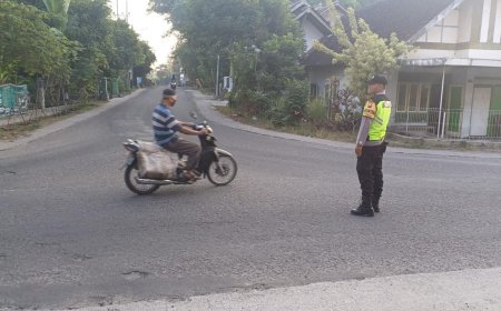 Kegiatan Rutin Personil Polsek Dagangan Pam Gatur Lalin di Simpang Empat Pasar Pintu