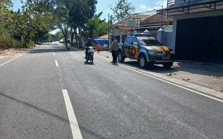 Tingkatkan Keamanan dan Ketertiban, Polsek Wungu Gelar Patroli Siang di Jalan Raya Dungus
