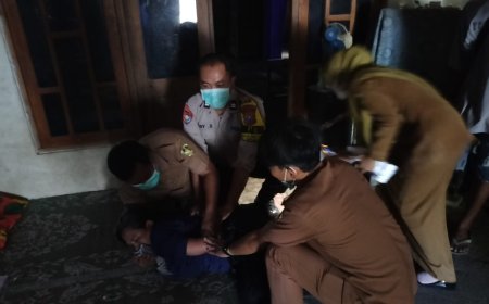 Demi Kelancaran Pemberian Vaksin Odgj, Bhabinkamtibmas Polsek Saradan Bersama Babinsa Dampingi Nakes