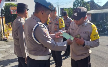 Kanit Provost di Dampingi Waka Polsek Kare Giatkan Senin Tertib