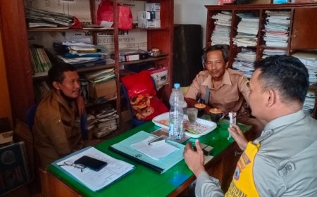 Jalin Silaturahmi, Bhabinkamtibmas  Sambangi Perangkat Desa