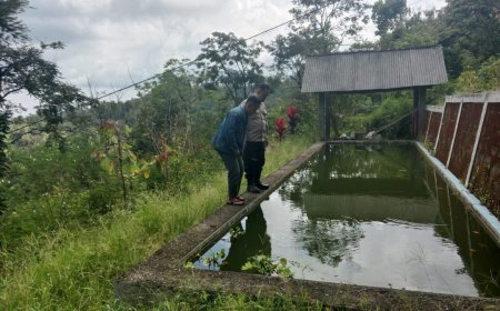 Bhabinkamtibmas Desa Tileng Sambangi Peternak Ikan Gurame, Dukung Ketahanan Pangan