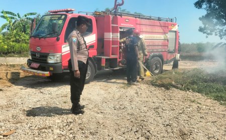 Gerak Cepat Anggota Polsek Dagangan Mendatangi TKP Kebakaran Lahan Tebu di Desa Banjarsari Wetan