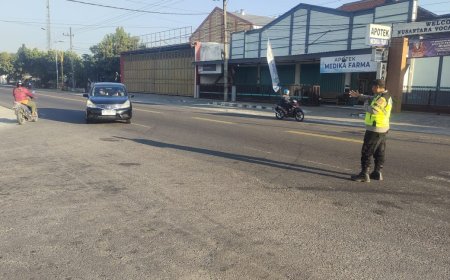 Jaga Kelancaran Lalu Lintas Pagi, Personel Polsek Balerejo Gelar Pam Penampilan Pagi