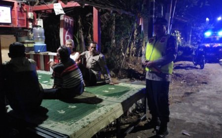 Antisipasi Gangguan Kamtibmas, Polsek Wungu Gelar Patroli Dialogis di Pos Kamling Mojorayung