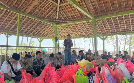 Lestarikan Tradisi, Bhabinkamtibmas Kebonagung Dampingi Bersih Dusun Godang