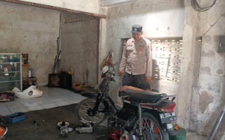 Anggota Patroli Polsek Dagangan Berikan Pesan Kamtibmas di Bengkel Motor