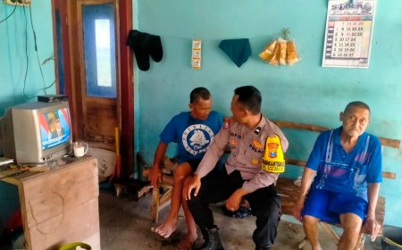 Dekati Warga di Warung Kopi, Bhabinkamtibmas Desa Tapelan Sampaikan Pesan Kamtibmas