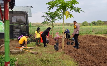 Warga Kompak Menata Pekarangan Pangan Bergizi, Bhabinkamtibmas Desa Nampu Beri Semangat Gotong Royong