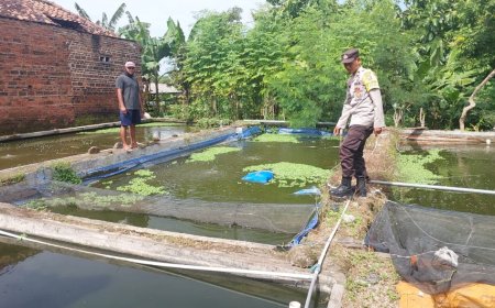 Aiptu Agus Beri Motivasi Peternak Ikan Gurame di Desa Mruwak