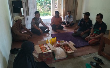 Hadir Dan Bermanfaat, BHABINKAMTIBMAS Desa Kedungjati Sambangi Warga Kurang Mampu Sekaligus Sosialisasikan Kamtibmas Dan Ketahanan Pangan