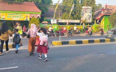 Polisi Hadir Mengawal Aktivitas Pagi Warga di Kawasan SDN 1 Mejayan