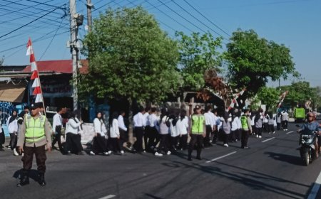 Awali Tahun Ajaran Baru, Pawai Ta'aruf MAN 4 Madiun Dikawal Personel Polsek Mejayan