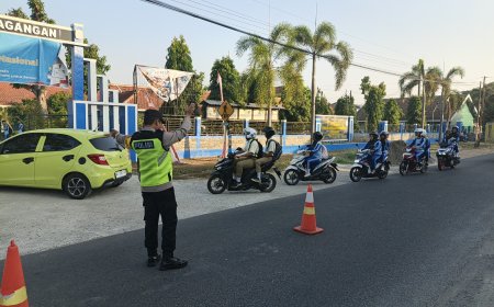 Polsek Dagangan Berikan Kenyamanan Pengguna Jalan Dengan Pengaturan Lalu Lintas