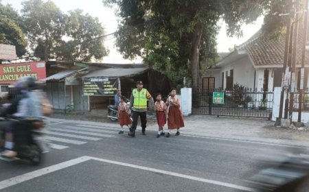 Personel Polsek Wungu Pastikan Aktivitas Pagi Masyarakat Berjalan Aman dan Lancar