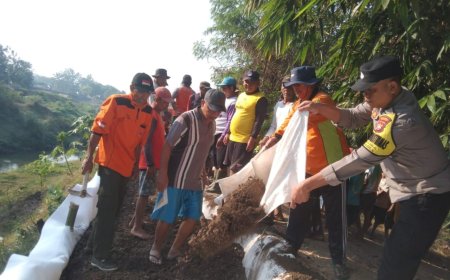 Antisipasi Luapan Air, Bhabinkamtibmas Balerejo Bersama Warga Gotong Royong Tanggul Sungai Jeroan