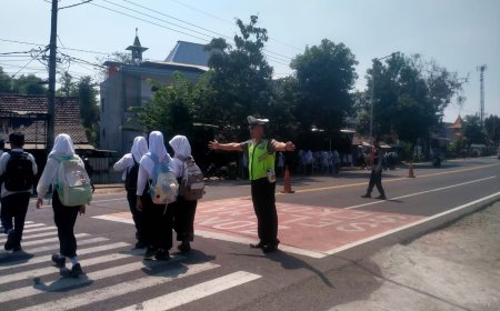 Guna Cegah Laka Lantas, Polsek Balerejo Gelar Pengaturan Lalu Lintas di Depan SMPN 1 Balerejo